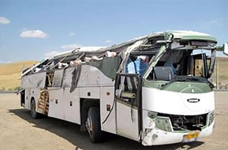 برخورد کامیون با اتوبوس مدرسه؛ ۲۱ دانش‌آموز زخمی شدند